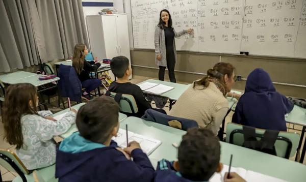 A professora Suelem Furlanetto dentro de sala de aula na Escola Municipal Rio Grande do Sul, após enchente que atingiu toda a escola.(Imagem:Bruno Peres/Agência Brasil)