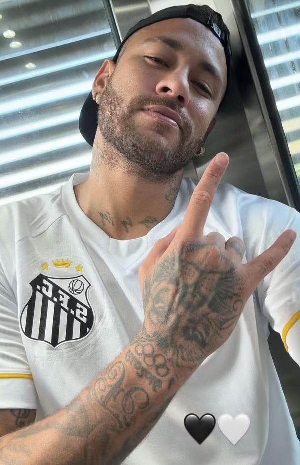 Neymar aparece no Instagram com a camisa do Santos horas depois de ter vestido a camisa do Flamengo.(Imagem:Reprodução)