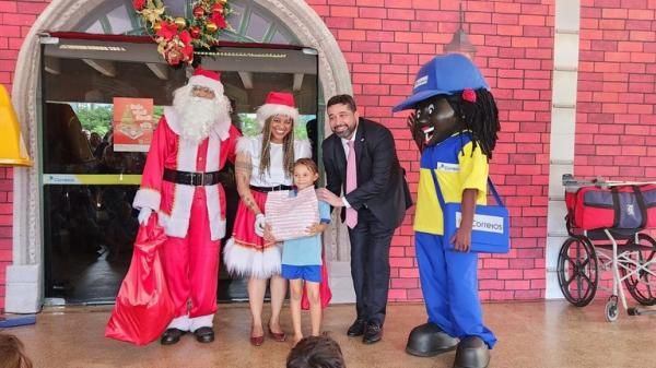 Entrega de presentes aos alunos de uma escola pública do Sol Nascente/DF.(Imagem:Correios)