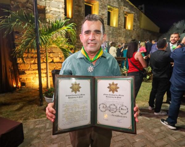 O professor Roberto Fernandes de Souza foi um dos 27 piauienses homenageados com a medalha.(Imagem:Divulgação)