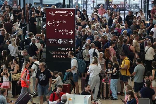 Segundo o site FlightAware, a quantidade de atrasos dos voos em todo o mundo é de 39,3 mil. Apagão global ocorreu nesta sexta-feira (19/7)(Imagem:Sean Gallup/Getty Images)