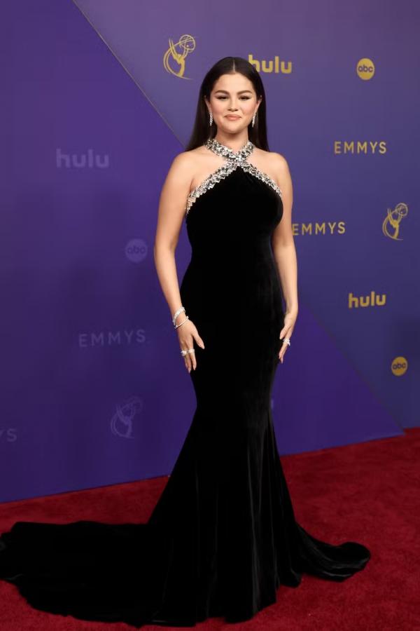 Indicada pela primeira vez ao Emmy, Selena Gomez brilha no tapete vermelho.(Imagem:Getty Images)