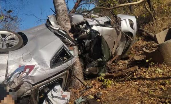 Motorista morre e três ficam feridos após carro tombar e bater contra duas árvores na BR-135.(Imagem:Divulgação/PRF)