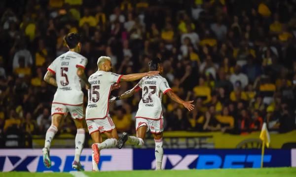 Flamengo bate Criciúma e ajuda Fluminense na luta contra rebaixamento.(Imagem:Marcelo Cortes/CRF/Direitos Reservados)