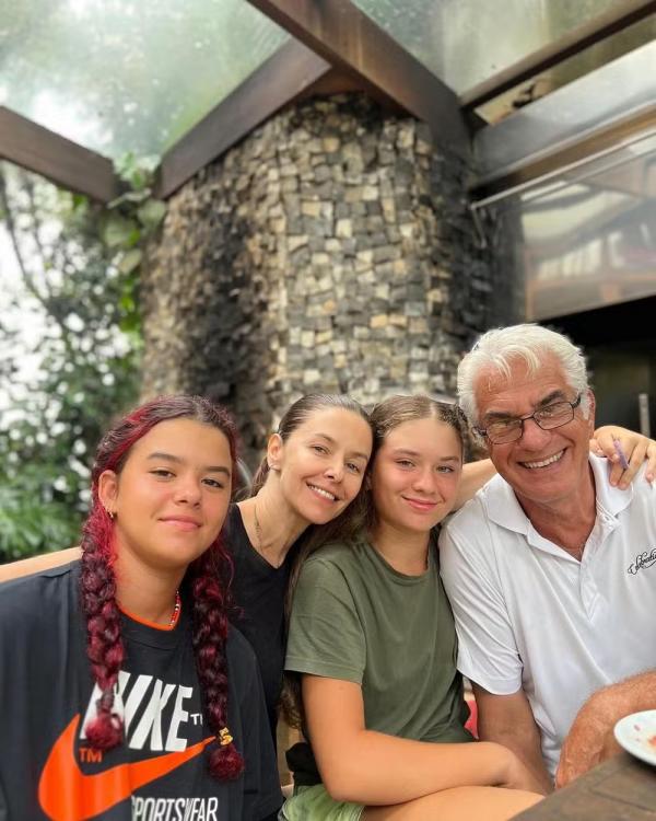 Bianca Rinaldi e o marido Eduardo Menga com as filhas gêmeas.(Imagem:Reprodução/Instagram)