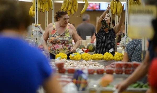 Alimentos e remédios puxaram alta de preços(Imagem:Tânia Rêgo/Agência Brasil)