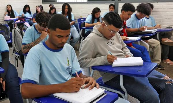 Programa Pé-de-Meia. Alunos da escola CED619 da Samambaia.(Imagem:Antônio Cruz/Agência Brasil)