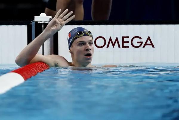 Ao 22 anos, o francês Leon Marchand não só faturou quatro ouros e um bronze em Paris, como derrubou recordes olímpicos do norte-ameriano Michael Phelps.(Imagem:Reuters/Clodagh Kilcoyne/Direitos Reservados)