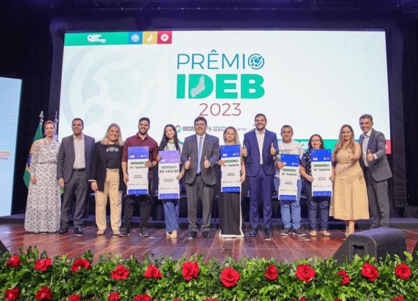 Um dos momentos mais aguardados do evento foi a entrega do Prêmio Ideb 2023, que homenageou as 50 Escolas Seduc com melhor desempenho no Índice de Desenvolvimento da Educação Básic(Imagem:Divulgação)