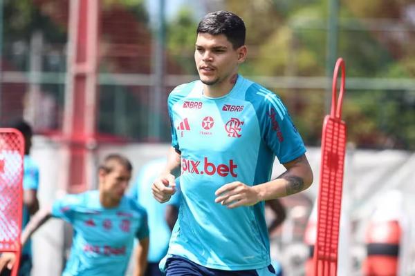 Ayrton Lucas em treino do Flamengo.(Imagem:Gilvan de Souza / CRF)