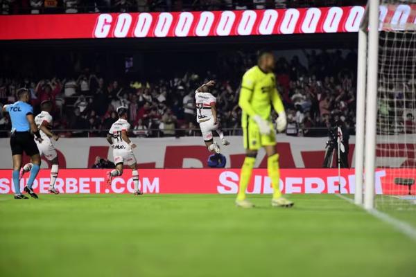 Lucas comemora gol do São Paulo contra o Botafogo.(Imagem:Marcos Ribolli)