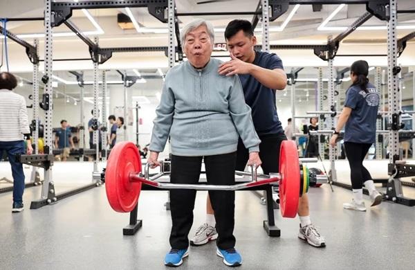 Cheng Chen Chin-Mei participou de uma competição de levantamento de peso em Taipé, em Taiwan (Imagem:Ann Wang/Reuters)