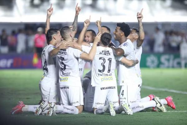 Jogadores do Santos comemoram gol contra o Bragantino.(Imagem:Reinaldo Campos/AGIF)