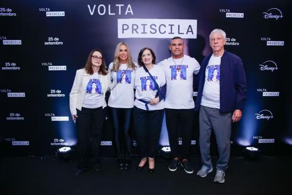 Vitor Belfort e Joana Prado com a família em lançamento de documentário sobre Priscila Belfort.(Imagem:BrazilNews)