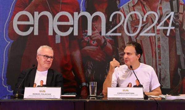 Ministro da Educação, Camilo Santana acompanhado do presidente do IPEA, Manuel Palacios, durante coletiva para falar sobre o final do ENEM 2024.(Imagem:Bruna Araújo/MEC)