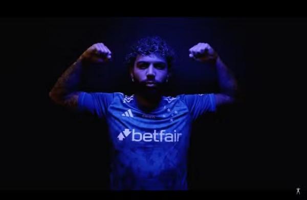 Gabigol posa com a camisa do Cruzeiro.(Imagem:Reprodução)