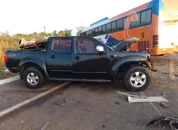 Motorista de 48 anos morre preso às ferragens após bater de frente com ônibus de excursão no Piauí.(Imagem: Ascom PRF)