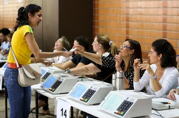 Mesários a serviço da Justiça Eleitoral.(Imagem:Marcelo Camargo/ Agência Brasil)