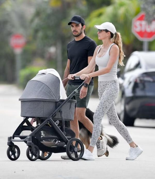 Gisele Bündchen e Joaquim Valente em primeira aparição pública com o filho.(Imagem:Grosby Group)