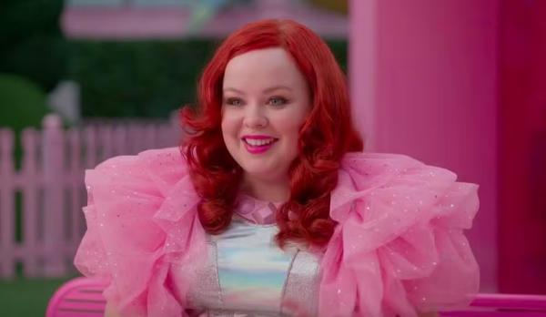 Nicola Coughlan em cena de Barbie (2024)(Imagem:Reprodução)