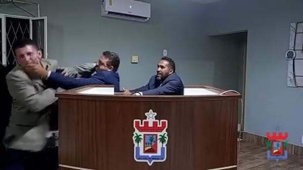 Vídeo: vereador arremessa copo e parlamentares trocam agressões durante sessão na Câmara de São João do Arraial.(Imagem:Reprodução)