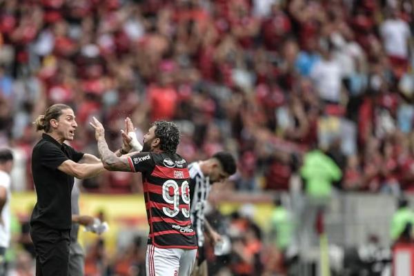 Gabigol e Filipe Luís após o segundo gol do Flamengo.(Imagem:Thiago Ribeiro/AGIF)