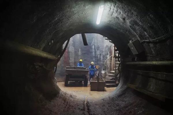 Operários trabalham em construção de túnel de esgoto.(Imagem:Lalo de Almeida/Folhapress)