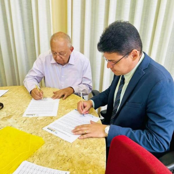 Prefeito dr. Pessoa e secretário municipal de educação, professor Reinaldo Ximenes assinaram homologação de concurso.(Imagem:Prefeitura de Teresina)