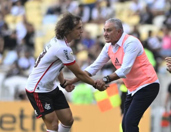 David Luiz vai até Tite para comemorar gol em Vasco x Flamengo.(Imagem:André Durão)