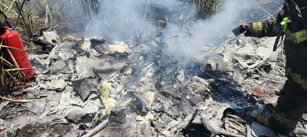 Imagens mostram destroços de avião que caiu em Quadra, no interior de SP(Imagem:Arquivo Pessoal)