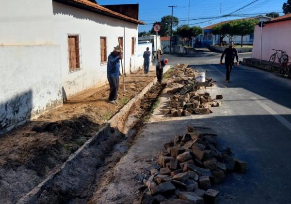 Infraestrutura de Floriano realiza recuperação de vias nas zonas urbana e rural do município.(Imagem:Secom)