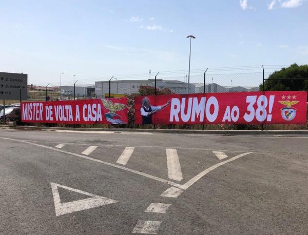 Faixas na parte externa de aeroporto celebram volta de Jorge Jesus ao Benfica.(Imagem: Leonardo Monteiro)