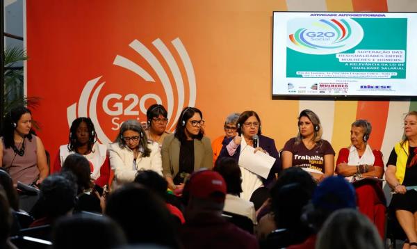 A ministra das Mulheres, Cida Golçalves, participa da atividade autogestionada ?Superação das Desigualdades entre mulheres e homens no Mercado de Trabalho.(Imagem:Tânia Rêgo/Agência Brasil)