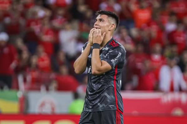 Alcaraz se lamenta em Internacional x Flamengo pela grande chance perdida.(Imagem:Maxi Franzoi/AGIF)