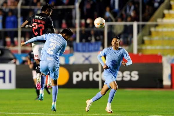 Flamengo em ação na partida contra o Bolívar, em La Paz.(Imagem:Jorge Bernal/AFP)