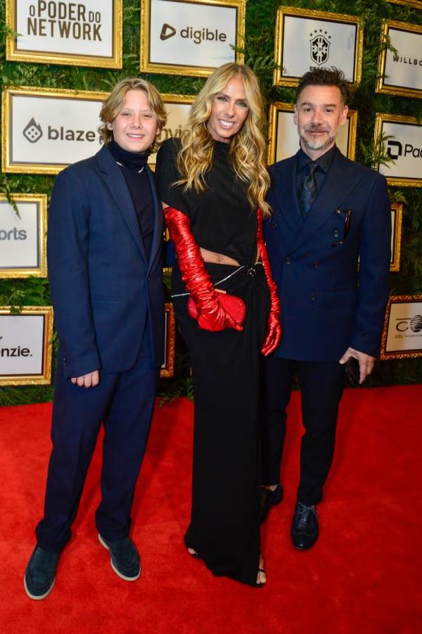 Adriane Galisteu com o marido e o filho.(Imagem: Eduardo Martins / Brazil News)