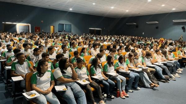 Cerca de 500 alunos tiveram acesso a aulas de Química, Biologia, Física e Matemática.(Imagem:Divulgação)