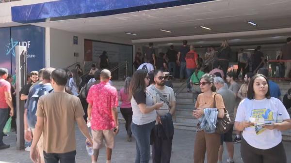 Candidatos entrando no local de prova do CNU em Brasília, DF.(Imagem:Reprodução/TV Globo)