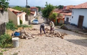 Secretaria de Infraestrutura intensifica trabalho de tapa-buracos e reconstrução de calçamento em diversos bairros de Floriano.(Imagem:Reprodução/Instagram)