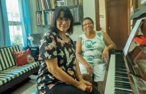 Maria José Febraro (direita), de 75 anos, encontrou em Almerinda semelhanças com sua própria história. Ao seu lado, a professora de piano Renata Sica. (Imagem:Renata Sica/Arquivo pessoal)