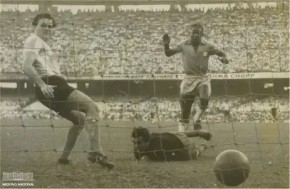 Pelé, Fotografia de um dos gols marcados pelo Brasil na vitória sobre a Argentina em jogo válido pela Copa Roca de 1957.(Imagem:Arquivo Nacional/ Correio da Manhã)
