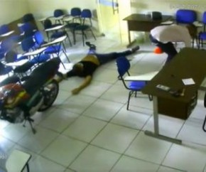 Uma instrutora de autoescola escapou de ser assaltada após se esconder embaixo de um tapete. Ela estava sozinha numa sala de aula quando percebeu que o local estava sendo invadido(Imagem:Reprodução)