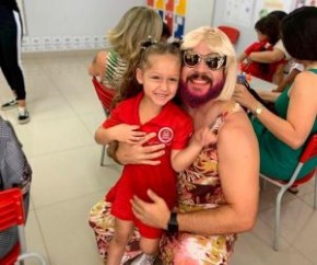 A pedido de filha, pai viúvo se veste de mãe para festa.(Imagem:Instagram)