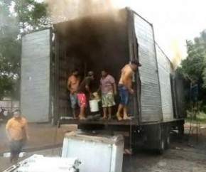 Ao G1, testemunhas revelaram que o incêndio começou durante um serviço de solda embaixo do caminhão. O Corpo de Bombeiros foi acionado, mas quando chegou o fogo tinha sido controla(Imagem:Reprodução)