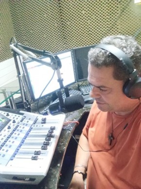  Comunicador Nilson Ferreira busca solução para problema de queda de tensão na Rádio Companhia em Floriano.(Imagem:Divulgação)