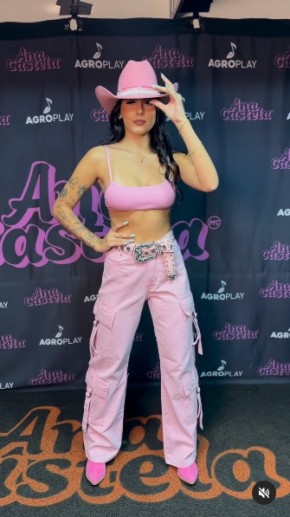 Ana Castela exibe barriga chapada e aposta em look cowgirl todo rosa.(Imagem:Reprodução/Instagram)