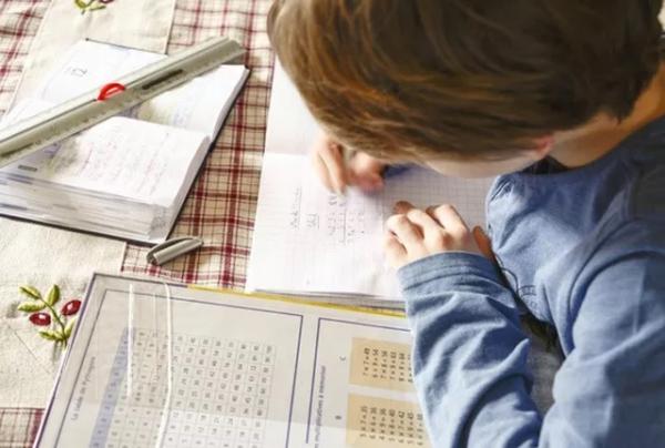 Criança estudando matemática.(Imagem:AJ Photo/BSIP)