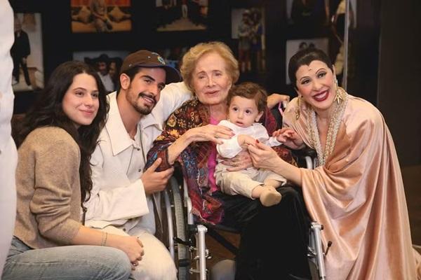 Glória Menezes com Claudia Raia e os filhos da atriz(Imagem:Brazil News)