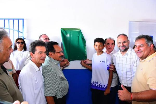  Vereadores de Floriano acompanham entrega de escola reformada pelo Executivo Municipal(Imagem:CMF)