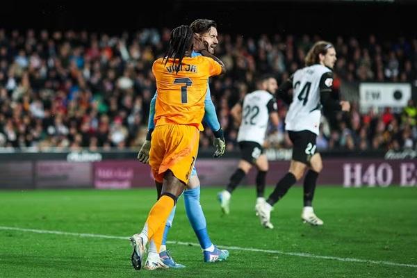 Vini Jr Vinicius Junior agride goleiro Dimitriesvki em Valencia x Real Madrid(Imagem:Eric Alonso/Getty Images)